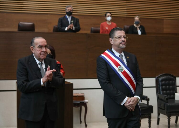 Economista Rodrigo Chaves jura como presidente de Costa Rica