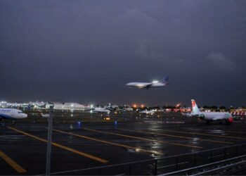 (VIDEO) dos aviones a punto de chocar en el Aeropuerto Internacional de la CDMX