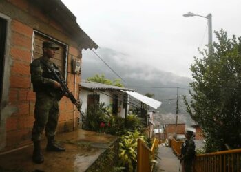 Paro armado en Colombia deja seis muertos y 180 vehículos atacados