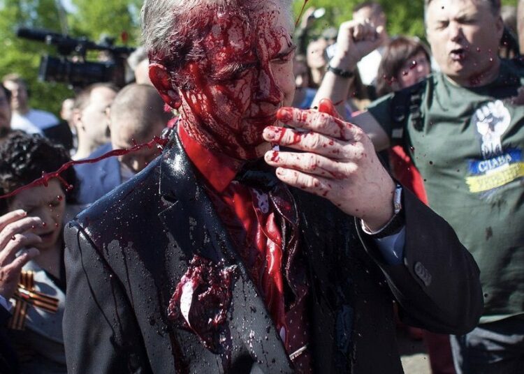 (VIDEOS) El embajador ruso en Polonia fue repudiado con pintura color rojo sangre en la celebración del Día de la Victoria