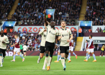 Liverpool vence 2-1 al Villa, iguala al City en la cima