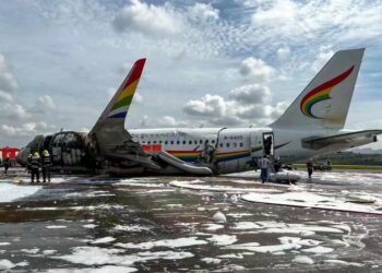 (VIDEOS) Un avión de pasajeros se incendia en un aeropuerto de China tras salirse de pista