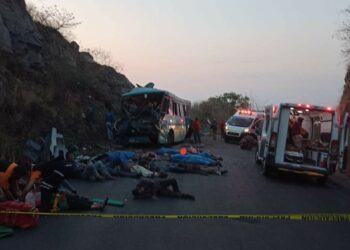 Al menos 13 muertos y 20 heridos en accidente de autobús en oeste de México