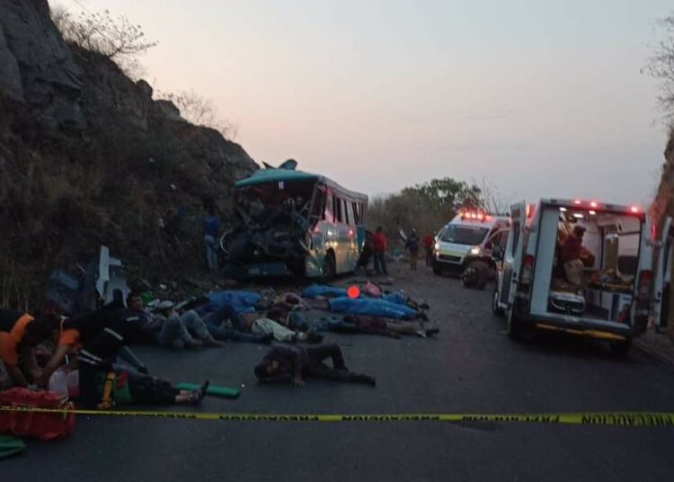 Al menos 13 muertos y 20 heridos en accidente de autobús en oeste de México