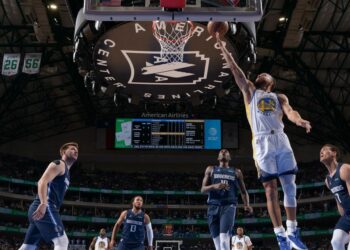 Golden State Warriors se impuso ante Dallas Mavericks y quedó a un paso de las finales de la NBA