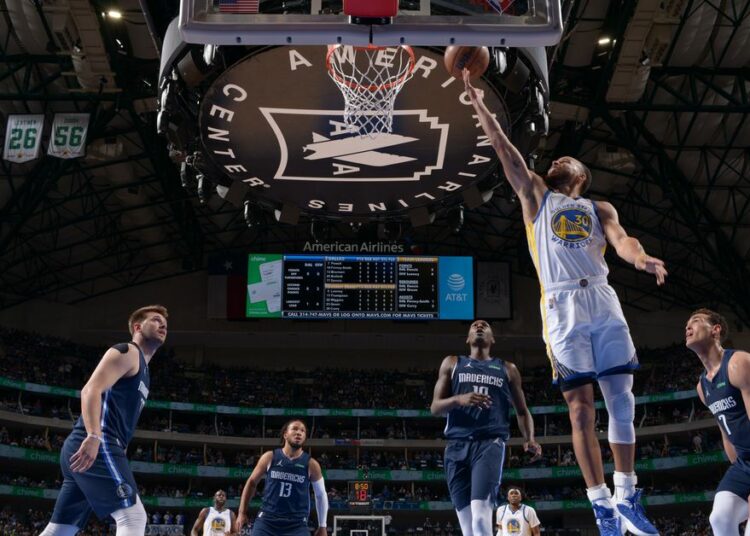 Golden State Warriors se impuso ante Dallas Mavericks y quedó a un paso de las finales de la NBA