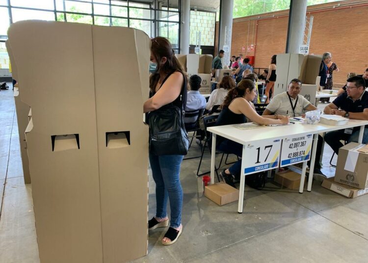 Abren colegios electorales para elección presidencial en Colombia