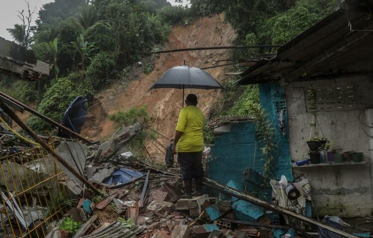 (VIDEOS) Suben a 44 los muertos y 56 los desaparecidos por las intensas lluvias en el nordeste de Brasil