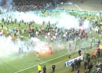 (VIDEO) Graves incidentes en el descenso del St. Étienne donde los ultras invadieron el campo y les lanzaron bengalas a los jugadores rivales