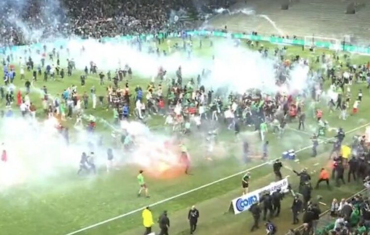 (VIDEO) Graves incidentes en el descenso del St. Étienne donde los ultras invadieron el campo y les lanzaron bengalas a los jugadores rivales