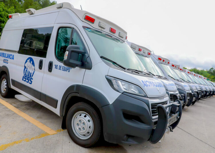 Hospitales y unidades médicas del ISSS recibieron flota de 20 ambulancias tipo A-UCI
