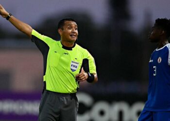 El árbitro salvadoreño Iván Barton estarán en Qatar 2022