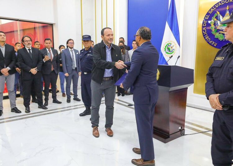 Ministro Gustavo Villatoro presenta propuesta de Ley de Compensación para retiro de policías