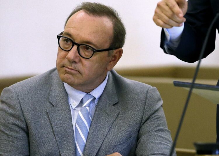 El actor Kevin Spacey fue imputado en el Reino Unido por agresión sexual a tres hombres