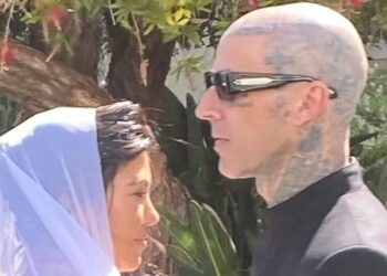 Se casaron Kourtney Kardashian y Travis Barker: era un secreto, pero la hija del novio lo transmitió en vivo