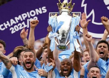 El Manchester City dio vuelta el marcador en cinco minutos y se consagró campeón