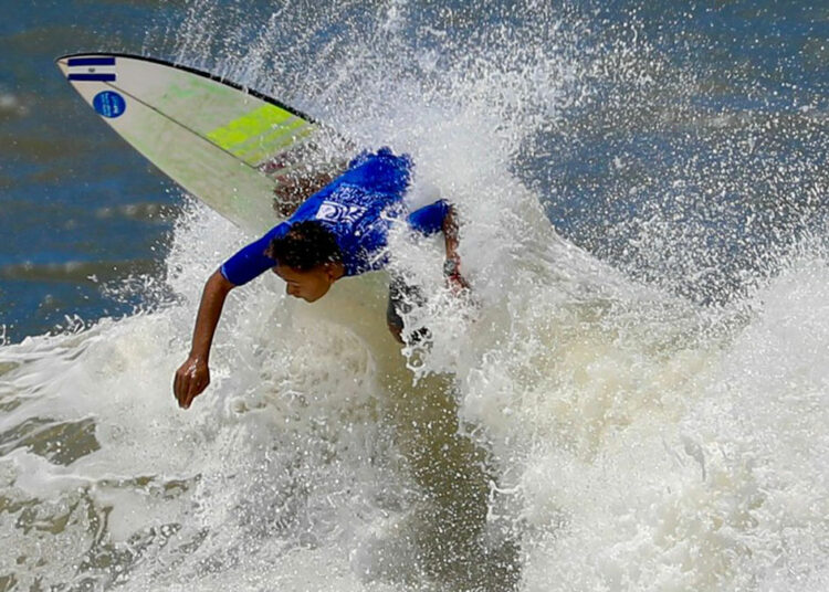 Marvin Rodríguez avanzó en el ISA World Junior Surfing Championship 2022