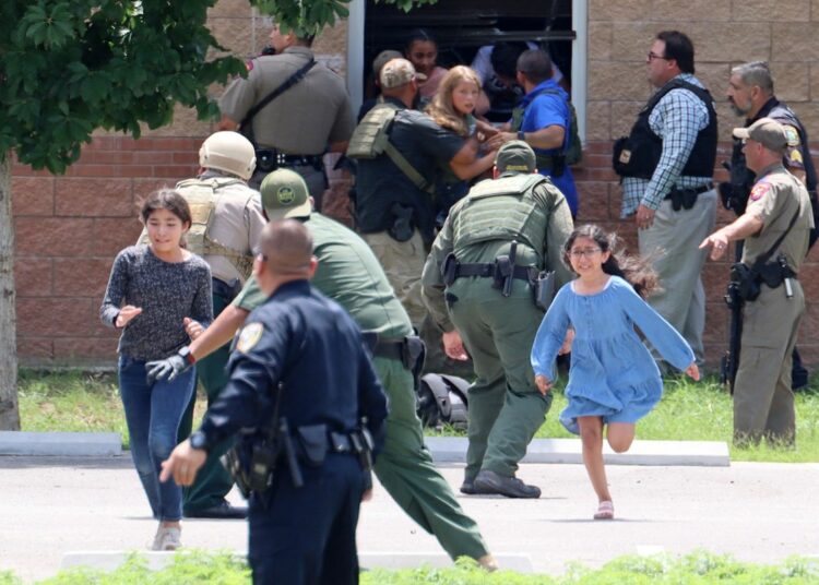 El Gobierno de EEUU investigará la respuesta policial a la masacre de Uvalde,Texas