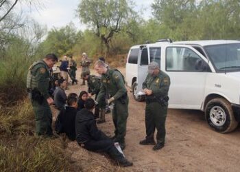 Más de 234.000 migrantes detenidos en la frontera con México en abril informaron autoridades migratorias de EEUU