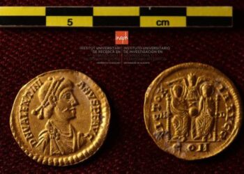 Un aficionado a Indiana Jones halla en Inglaterra 748 monedas antiguas de oro y plata valoradas en más de 80.000 dólares