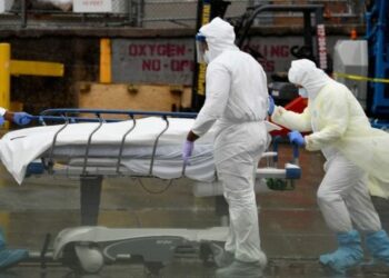 La OMS estimó que la pandemia causó 15 millones de muertes en el mundo, casi el triple de la cifra registrada