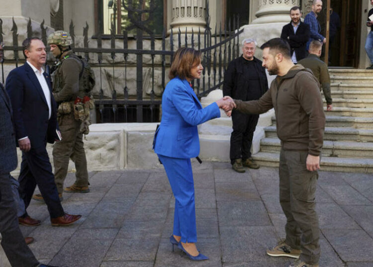 Pelosi viajó sorpresivamente a Kiev y aseguró que EEUU se mantendrá con Ucrania hasta que la lucha termine