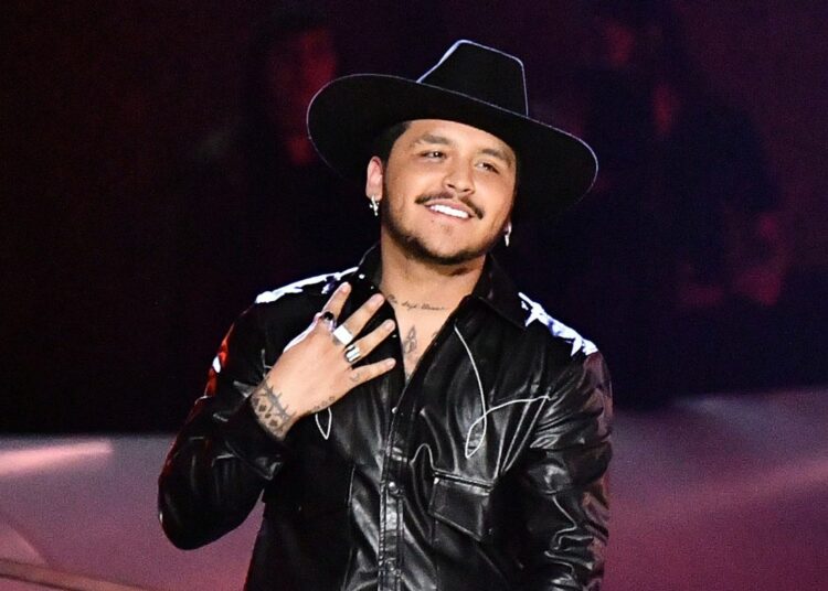 Christian Nodal sorprende con radical cambio de look