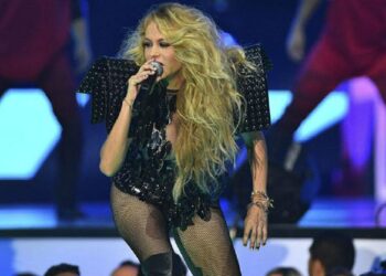 La cantante mexicana Paulina Rubio detiene concierto y acusa a un guardia de seguridad de tocarla de forma inapropiada