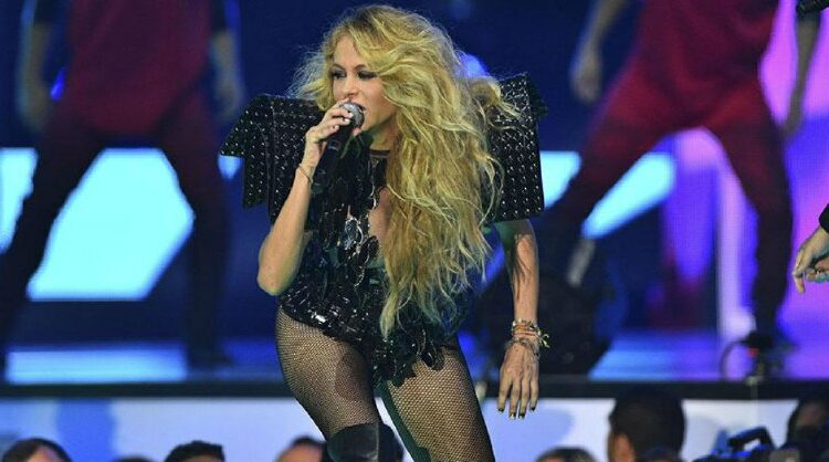 La cantante mexicana Paulina Rubio detiene concierto y acusa a un guardia de seguridad de tocarla de forma inapropiada