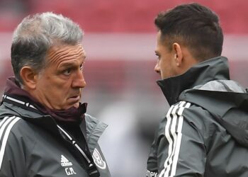 Tato Martino aceptó haberse reunido con Chicharito pero no dejó claro su regreso al “Tri”