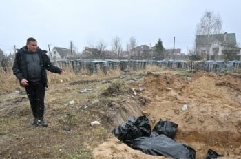 Hallan en Ucrania más víctimas maniatadas y torturadas