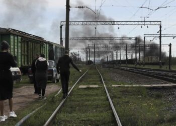 Rusos lanzan cohetes contra ferrocarril a 20 kilómetros de Polonia