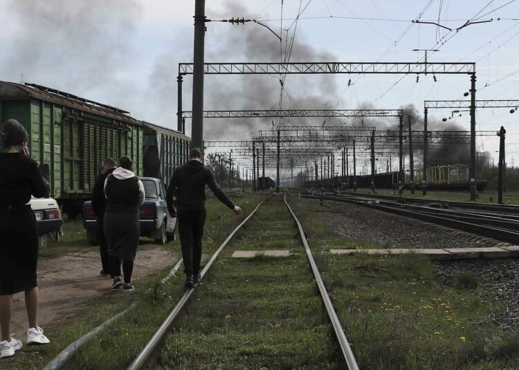 Rusos lanzan cohetes contra ferrocarril a 20 kilómetros de Polonia