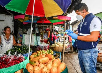 Defensoría del Consumidor inspecciona precios de productos de canasta básica en mercado La Tiendona