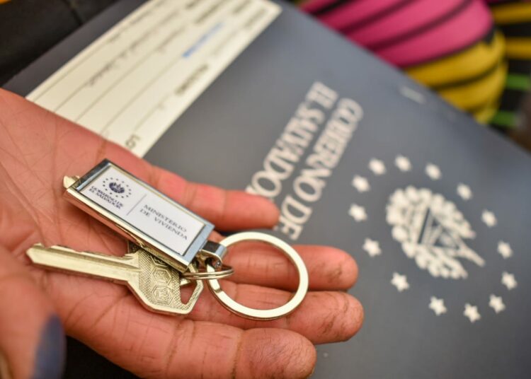 Gobierno entrega escrituras y viviendas a familias en Apaneca