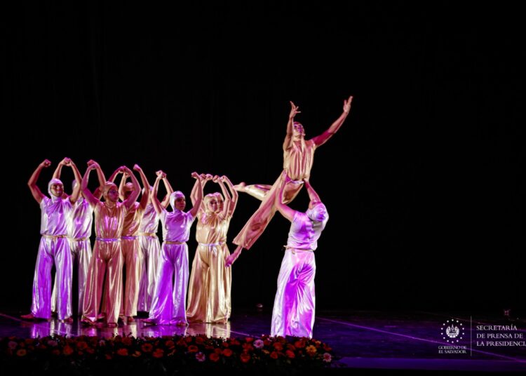 “Vivimos para brillar” fue la puesta escénica con la que se celebró el día internacional de la Danza