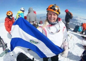 La montañista Alfa Karina Arrué es la primera salvadoreña en conquistar las cima del Monte Everest