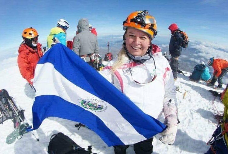 La montañista Alfa Karina Arrué es la primera salvadoreña en conquistar las cima del Monte Everest