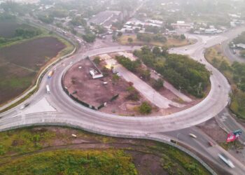 Gobierno coloca primera piedra del paso a desnivel sobre redondel de San Juan Opico