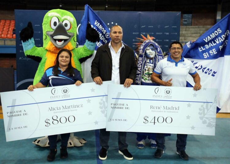 INDES premió a Rebeca Duarte y Uriel Canjura