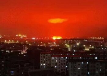 (VIDEOS) El cielo se tiñe de rojo en una ciudad de China causando pánico entre los residentes