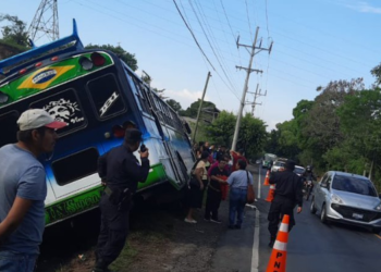 Bus sufre accidente en carretera a San Rafael Cedros, Cabañas