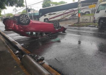 Vehículo vuelca en carretera a Sonsonate