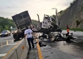 Rastra se incendia luego de accidentarse sobre el kilómetro 35 de la carretera al Puerto de La Libertad