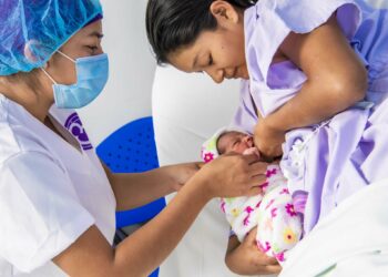 El 89% de los bebés inició la lactancia materna durante sus primeras horas de vida, como parte de la Ley Nacer con Cariño