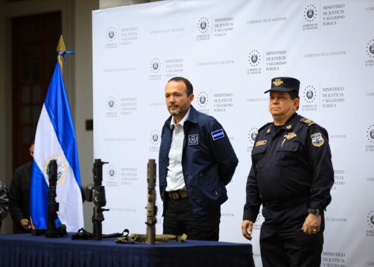 Efectivos policiales reciben armas tácticas de última generación y chalecos antibalas para enfrentar a las pandillas
