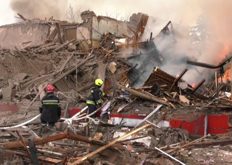 Hallaron 44 cadáveres de civiles entre los escombros de un edificio destruido por un bombardeo ruso en el este de Ucrania