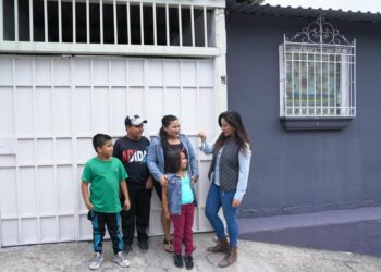 Michelle Sol entrega vivienda digna a familia en comunidad Vista al Lago de Ilopango