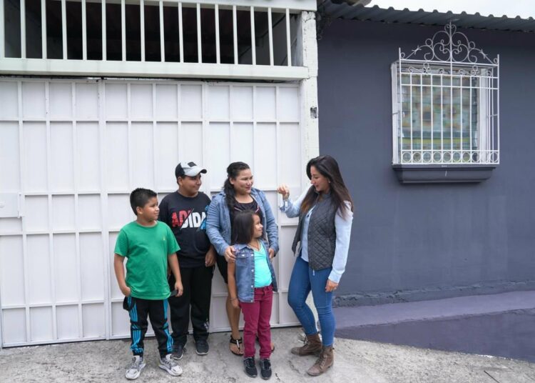 Michelle Sol entrega vivienda digna a familia en comunidad Vista al Lago de Ilopango