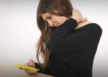 Estas son las lesiones que te está causando tu celular y no lo sabías